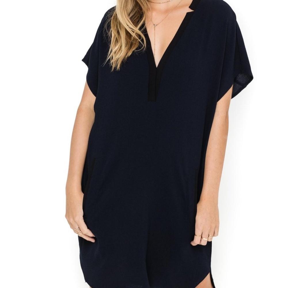 Astr (Nordstrom) Navy and Black V-Neck Shift Dress